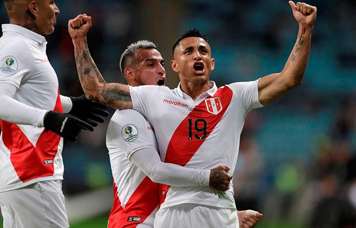 Yotún celebrando un gol con Perú