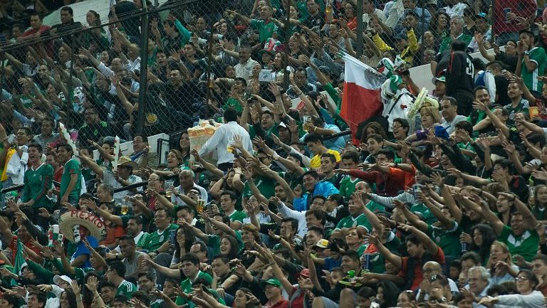 Aficionados en el Estadio Azteca