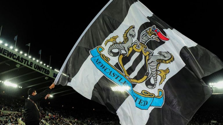 La bandera del Newcastle United es ondeada previo a un juego