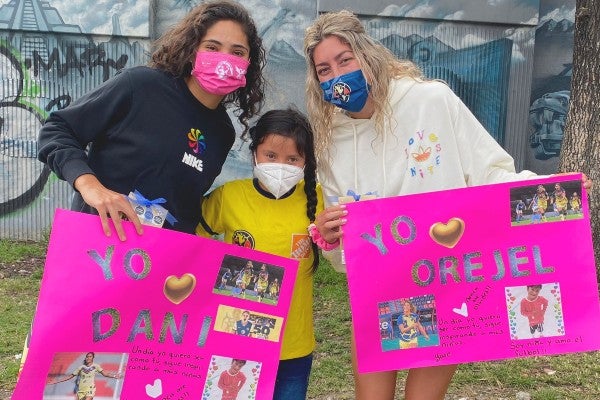 Daniela Espinosa, Jaretzi y Jocelyn Orejel posan afuera del Azteca