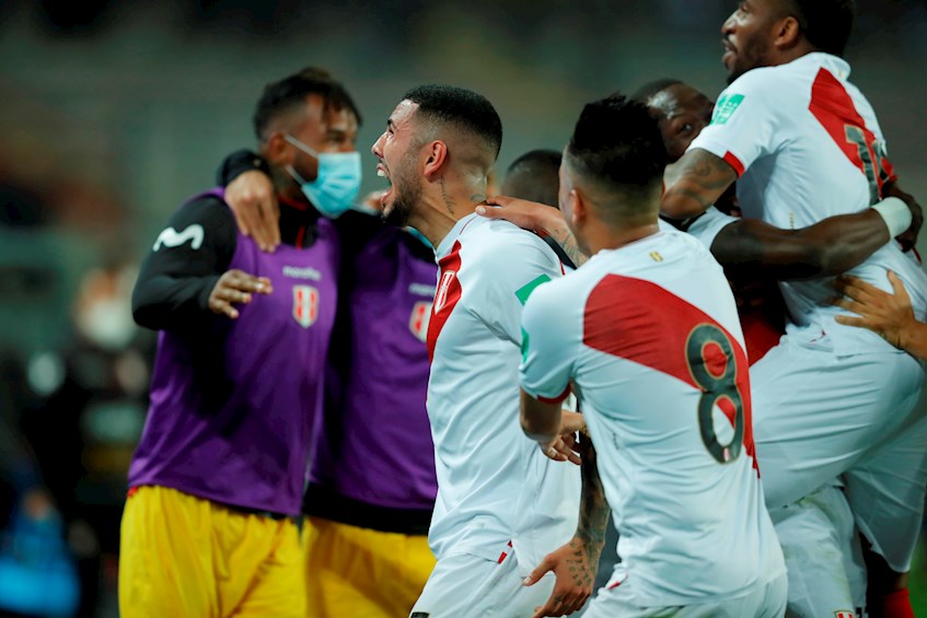 Los jugadores peruanos celebrando un gol 