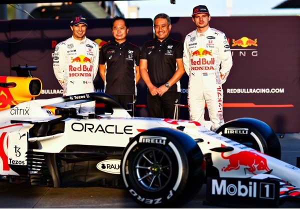 Sergio 'Checo' Pérez junto al equipo de Red Bull y Max Verstappen