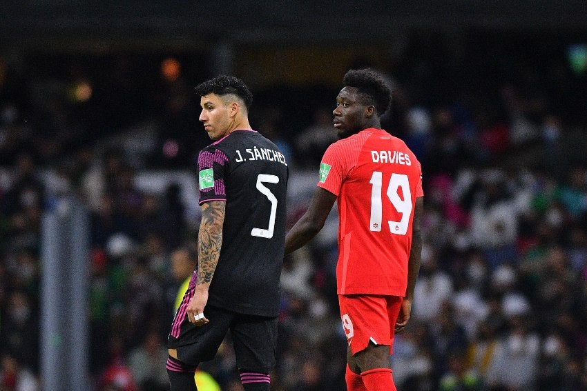 Jorge Sánchez y Davies en el juego entre México y Canadá