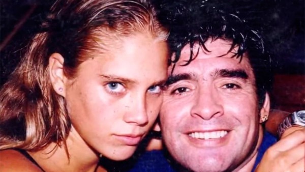Mavys Álvarez junto a Maradona en Cuba
