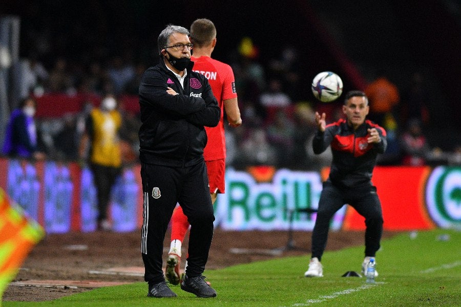 Gerardo Martino durante un partido con México