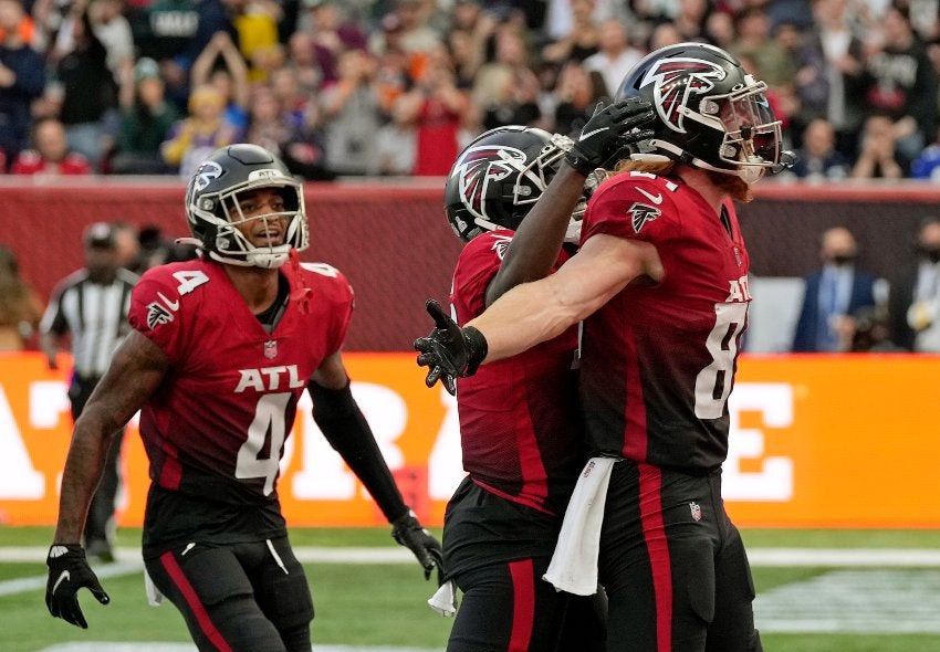 Jugadores de Atlanta festejando una anotación ante los Jets