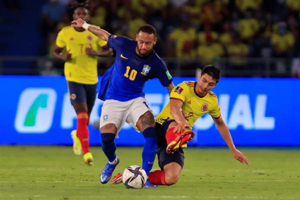 Neymar en acción ante Colombia