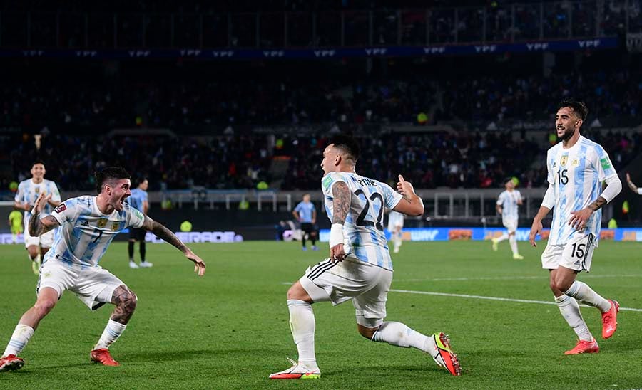 Martínez celebra su tanto a Uruguay