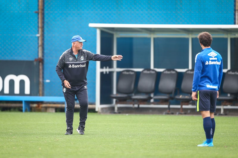 El técnico da instrucciones a sus jugadores durante una práctica