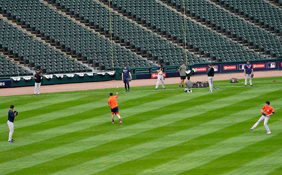 Equipo de Astros durante calentamiento en el Guaranteed Rate Field