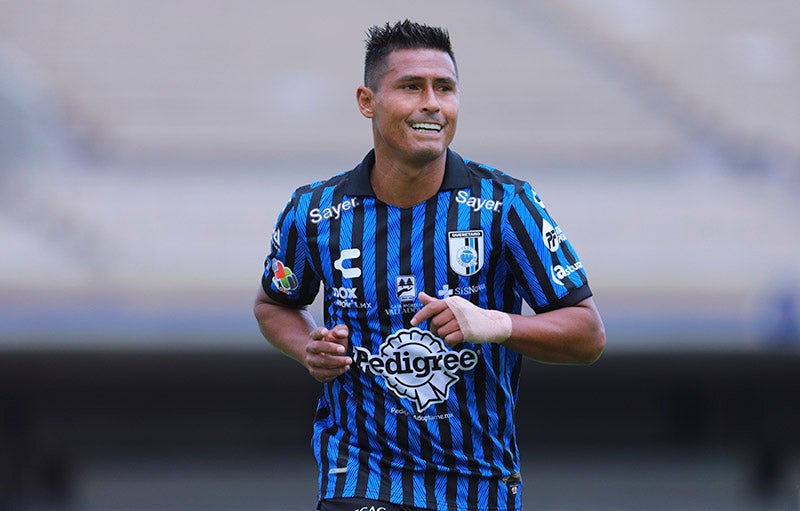 Osvaldo Martínez durante un duelo con Querétaro 