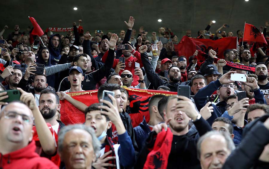 Aficionados albaneses durante juego ante Polonia