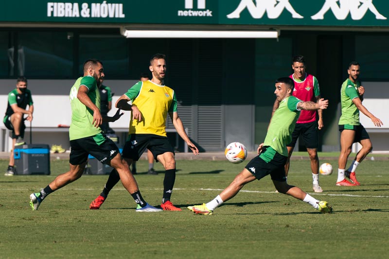 Sergio Canales (jersey amarillo) en la práctica del Betis