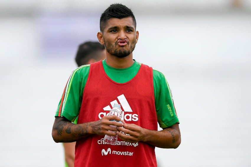 Tecatito Corona previo a un partido de México