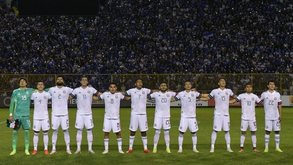 Jugadores mexicanos durante el Himno 