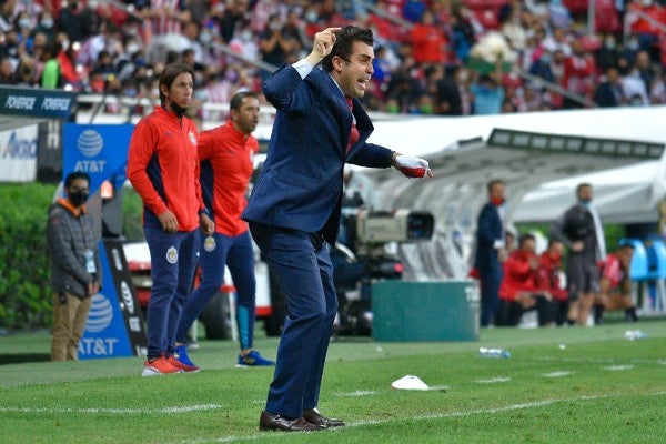 Marcelo Michel Leaño reacciona durante partido con las Chivas