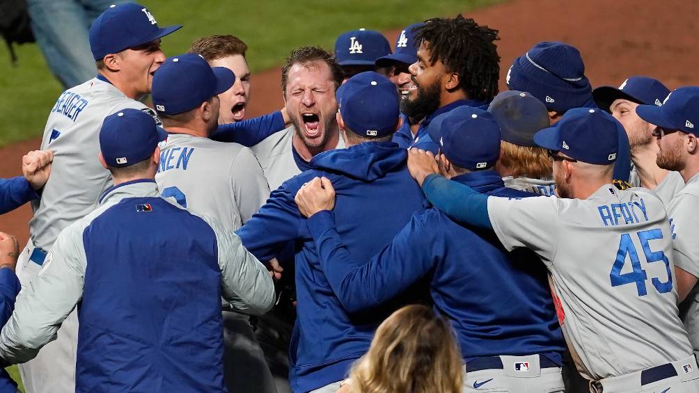 Los jugadores de los Dodgers festejando