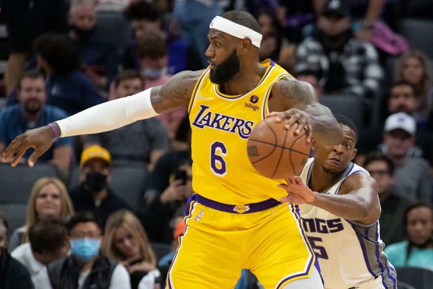 LeBron James en un partido de los Lakers