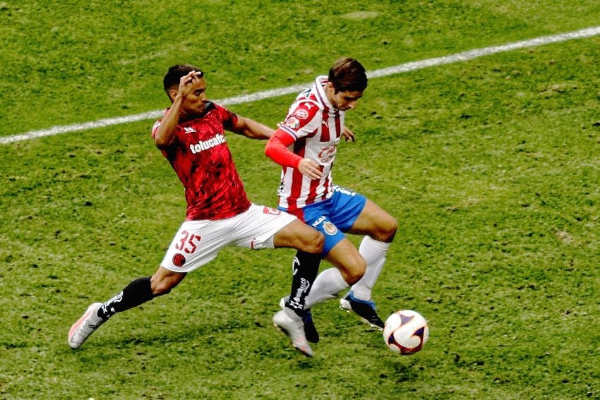 Gallito Vázquez en un partido entre Toluca y Chivas