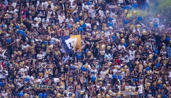 Aficionados de los Pumas en partido ante América 