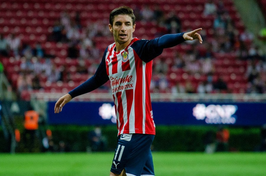 Isaac Brizuela durante un partido con Chivas