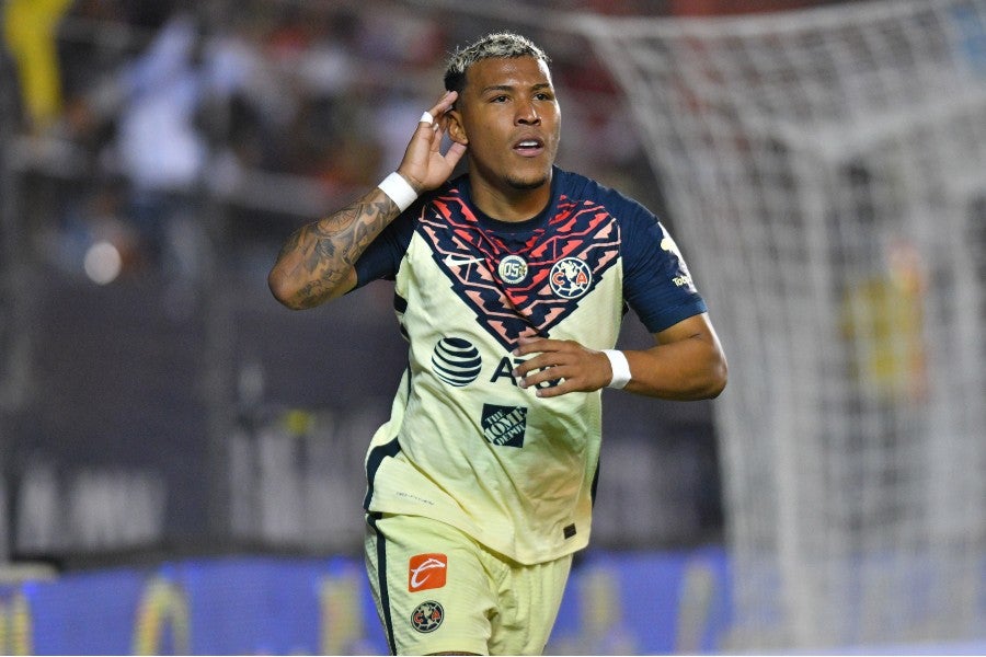 Roger Martínez celebrando su gol ante San Luis