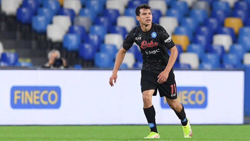 Chucky Lozano en acción con Napoli