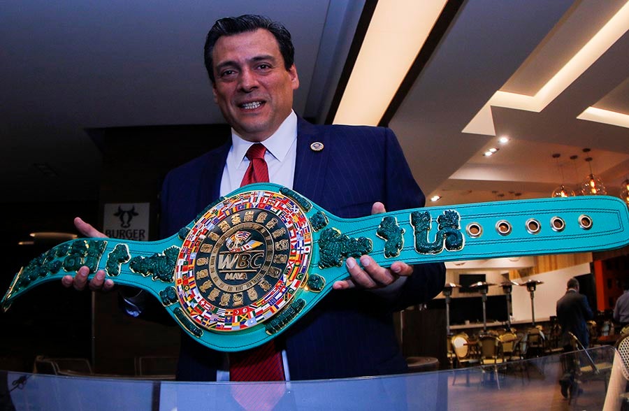 Mauricio Sulaimán con el cinturón del CMB