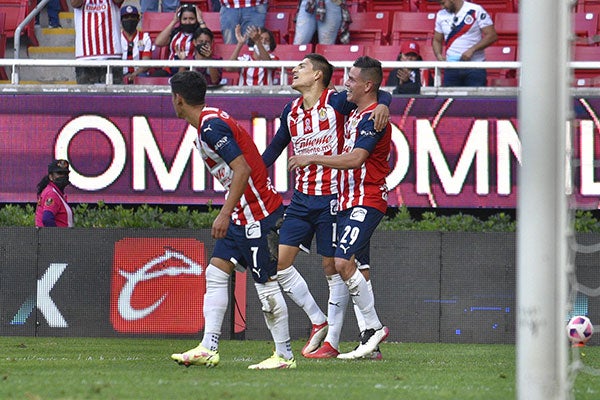 Jugadores de Chivas festejan el gol de Cisneros