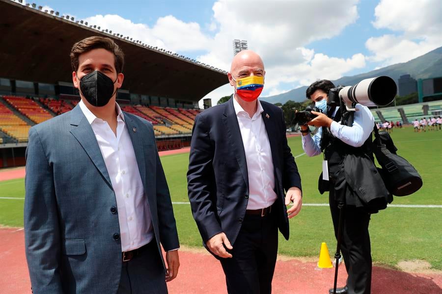 El presidente de la FIFA recorre el Estadio de la Universidad Central de Venezuela