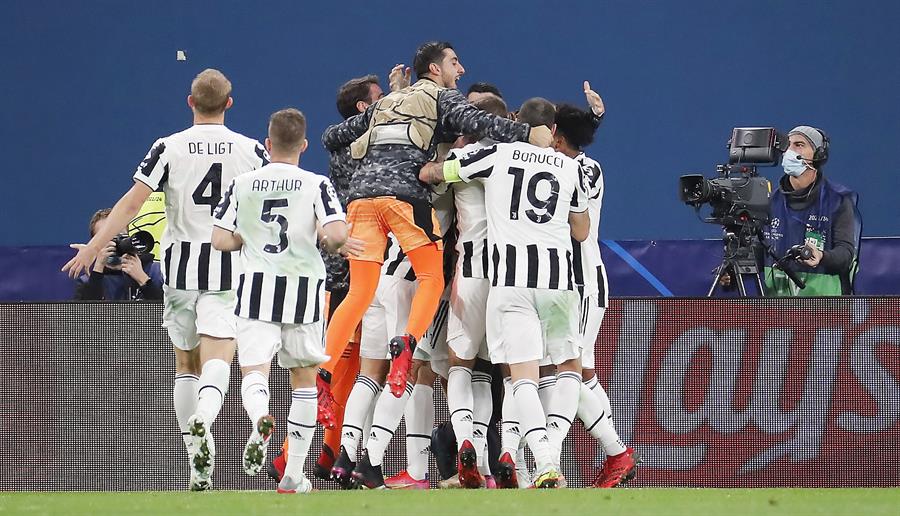 Jugadores de la Juventus celebran gol vs Zenit
