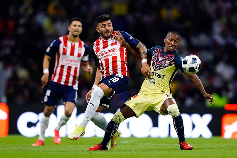 Vega y Aquino durante un Clásico Nacional 