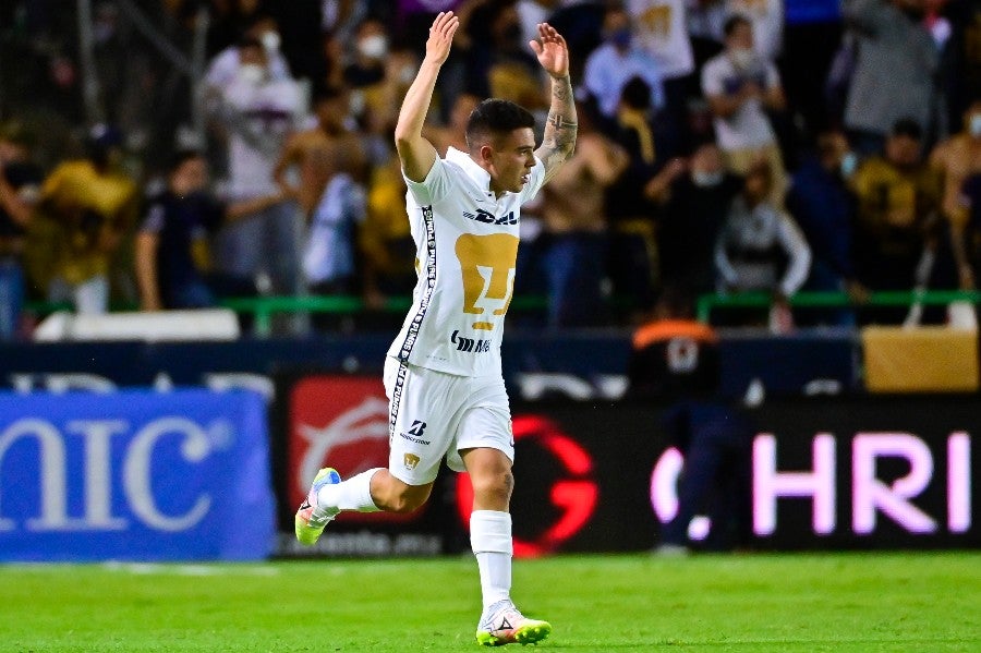 Marco García celebrando un gol con Pumas