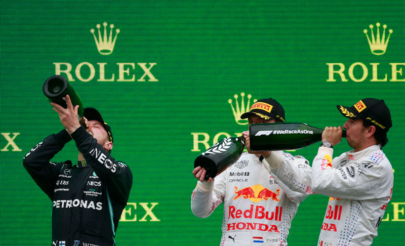 El piloto mexicano celebrando con sus colegas en el podio en Turquía