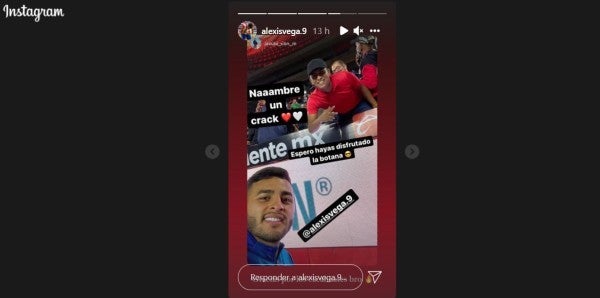 Alexis Vega junto al aficionado identificado como Jasubi Valle