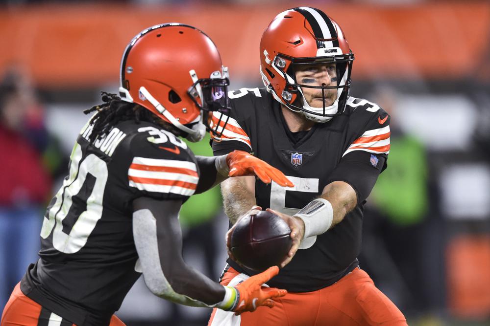 Case Keenum y D'Ernest Johnson en acción