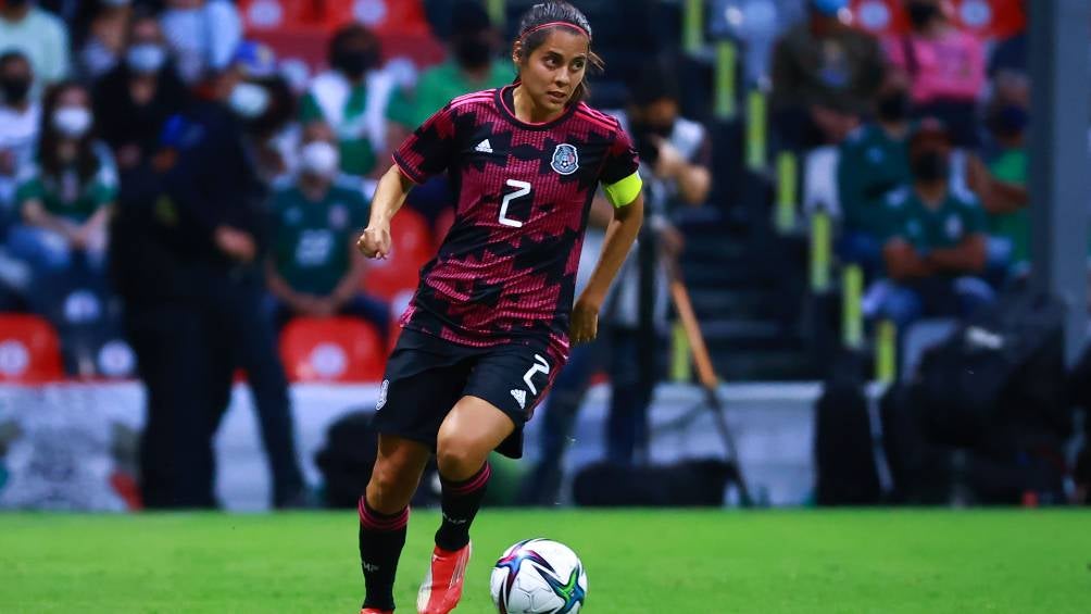 Kenti Robles en un partido con México