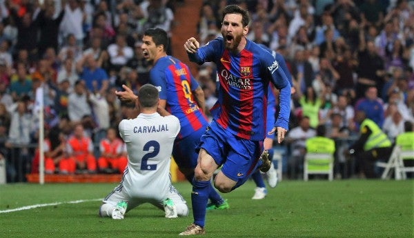 Messi celebra anotación durante el Clásico en su paso por el Barcelona