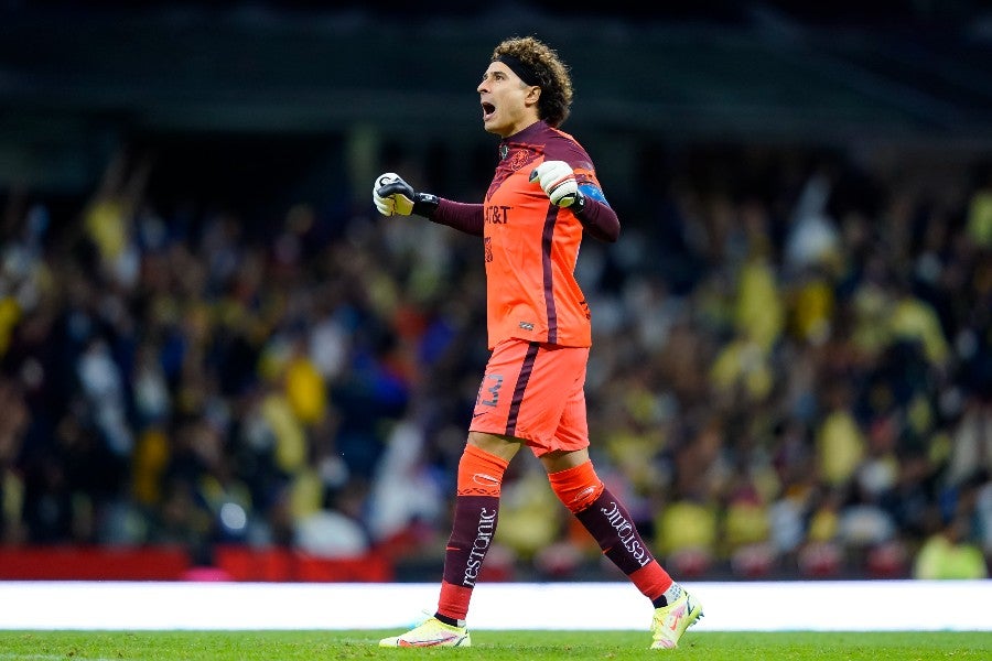 Memo Ochoa festeja en el Azteca