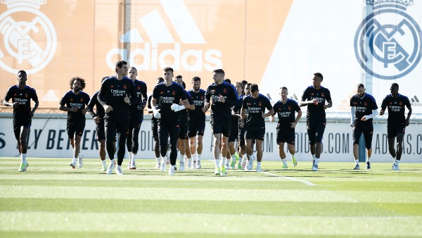 Real Madrid durante entrenamiento previo a volar rumbo al Clásico