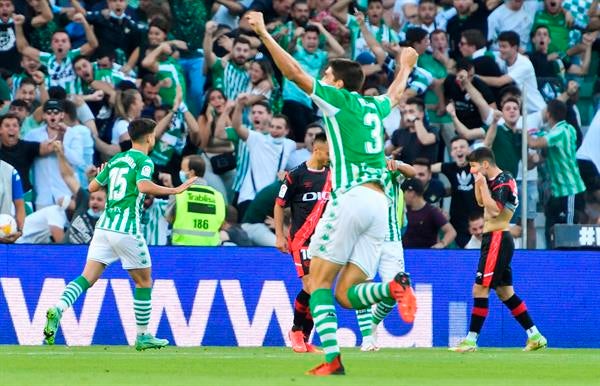 Álex Moreno celebra gol con el Real Betis ante el Rayo Vallecano