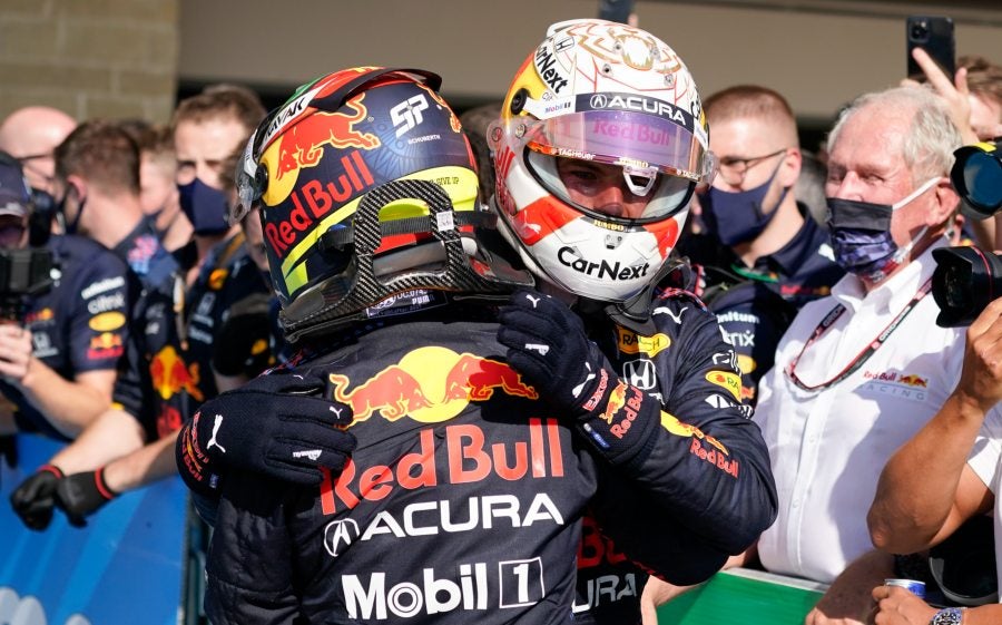 Pérez y Max Verstappen se funden en abrazo