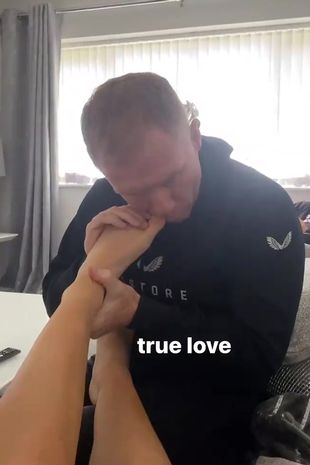 Paul Scholes mordiendo las uñas de su hija 