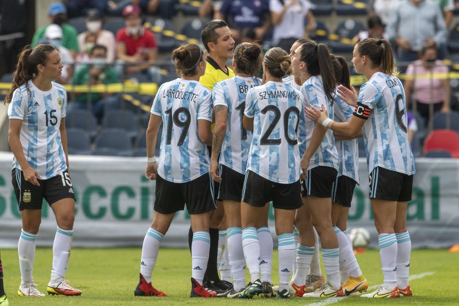 Jugadoras de Argentina le reclaman al árbitro
