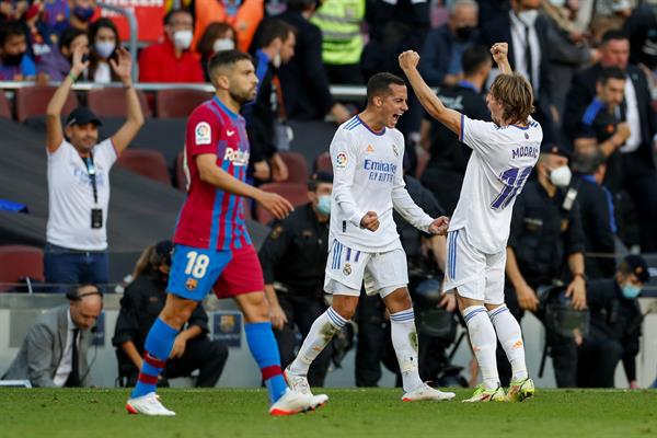 Luka Modric celebra con el Real Madrid en el Clásico Español