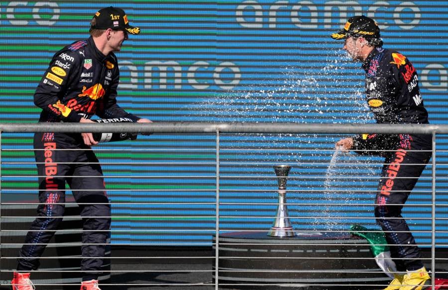 Pérez celebra con Max Verstappen