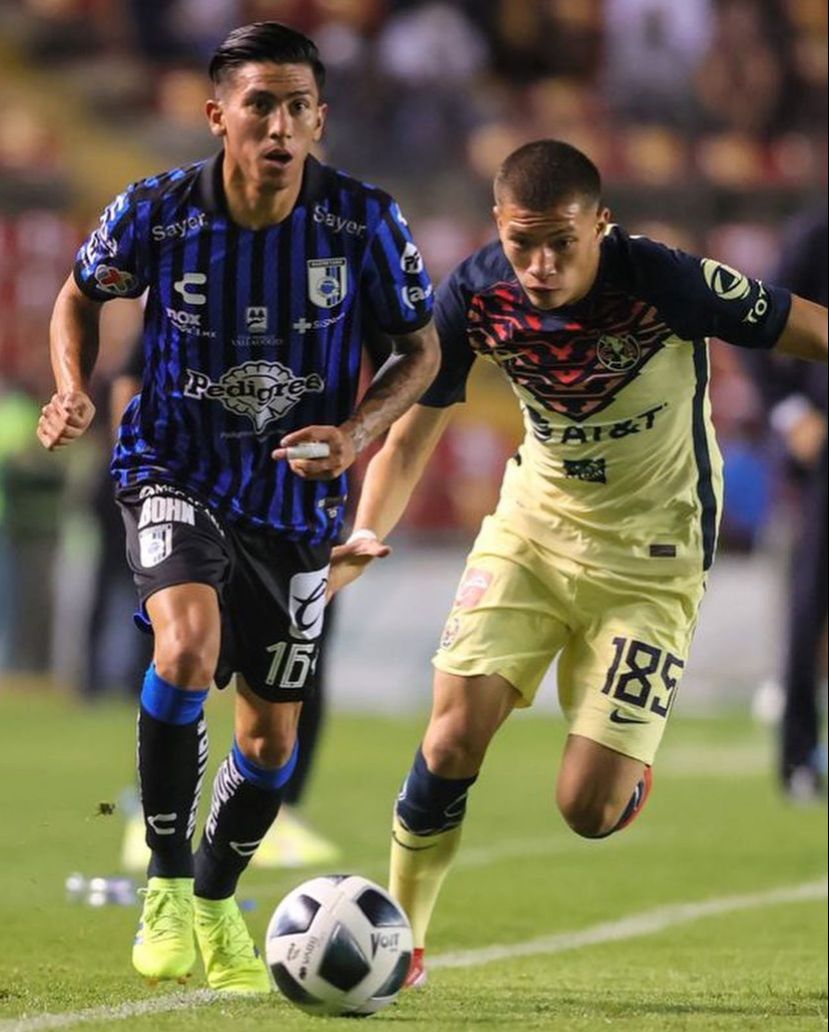 Karel Campos durante su debut en Primera