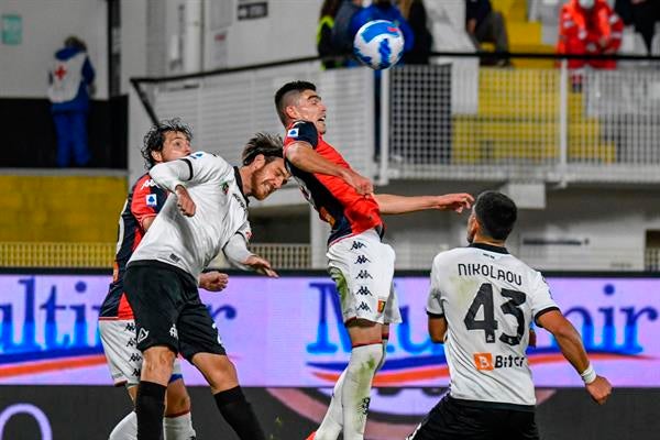 Johan Vásquez en acción con el Genoa ante Spezia