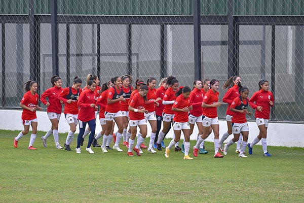 Jugadoras de Chivas en un entrenamiento 
