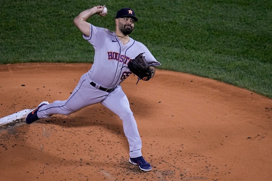 José Urquidy durante un partido con los Astros